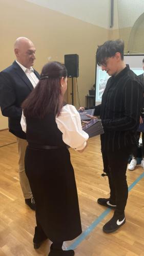 received 1876011876105484