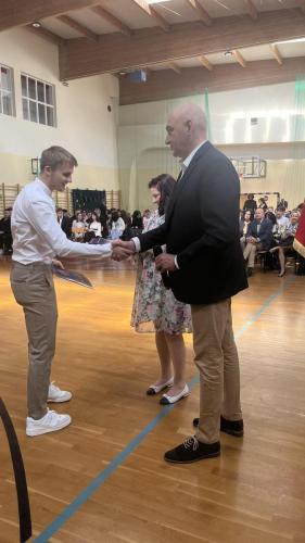 received 562977945975719