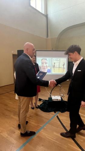 received 919444655999873